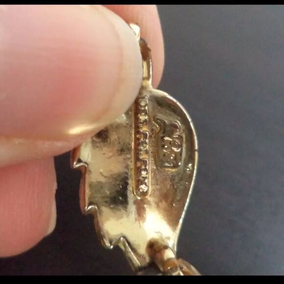 VINTAGE SIGNED CORO PEGASUS GOLD TONE 16 1/4" NECKLACE - Picture 2 of 2